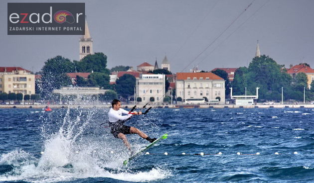Guštanje surfera u jakom jugu