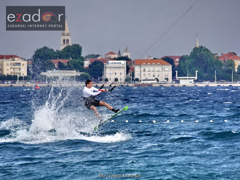 Guštanje surfera u jakom jugu Guštanje surfera u jakom jugu
