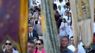 Zadar, 110512.
Blagdan gospe Loretske slavi se u zadarskom naselju Arbanasi. Nakon svecanog misnog slavlja u vecernjim satima krece procesija po naselju koju predvodi zadarski nadbiskup Zelimir Puljic.
Foto: Andrija Lucic / CROPIX Zadar, 110512.
Blagdan gospe Loretske slavi se u zadarskom naselju Arbanasi. Nakon svecanog misnog slavlja u vecernjim satima krece procesija po naselju koju predvodi zadarski nadbiskup Zelimir Puljic.
Foto: Andrija Lucic / CROPIX