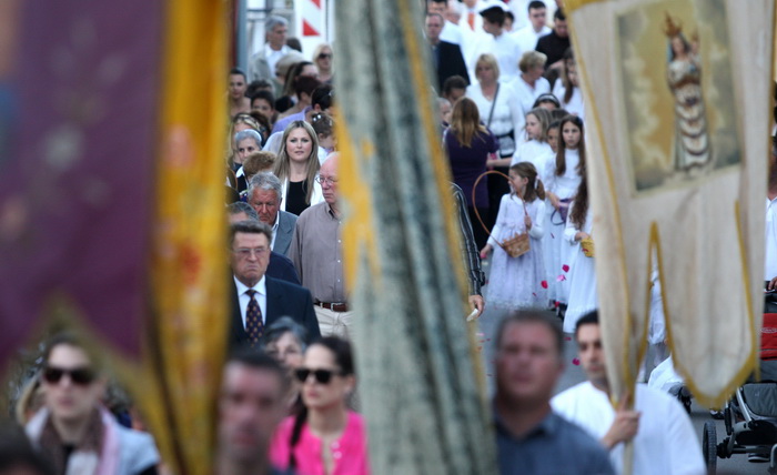 Zadar, 110512.
Blagdan gospe Loretske slavi se u zadarskom naselju Arbanasi. Nakon svecanog misnog slavlja u vecernjim satima krece procesija po naselju koju predvodi zadarski nadbiskup Zelimir Puljic.
Foto: Andrija Lucic / CROPIX Zadar, 110512.
Blagdan gospe Loretske slavi se u zadarskom naselju Arbanasi. Nakon svecanog misnog slavlja u vecernjim satima krece procesija po naselju koju predvodi zadarski nadbiskup Zelimir Puljic.
Foto: Andrija Lucic / CROPIX