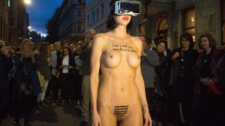 Performerica Milo Moire gola predvodila okupljenu publiku do nove zgrade