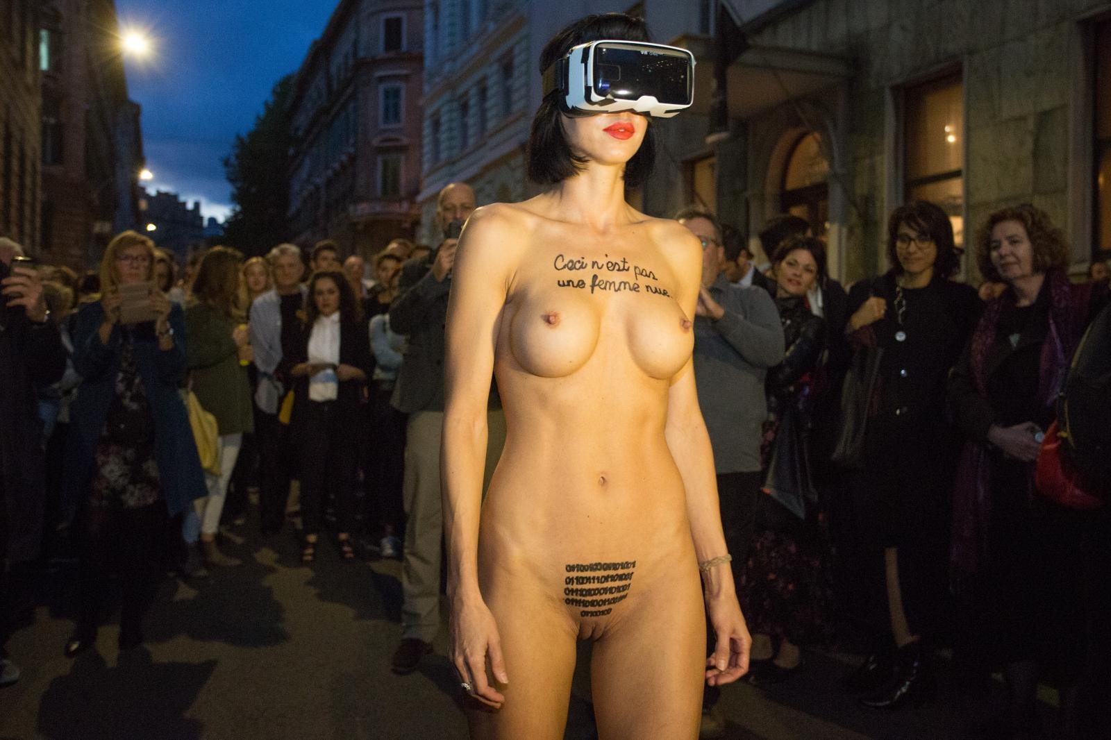 Performerica Milo Moire gola predvodila okupljenu publiku do nove zgrade