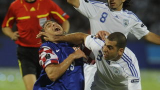 Tel Aviv, 091010.
Ramat-Gan Stadion.
Kvalifikacijska nogometna utakmica grupe F izmedju Izraela i Hrvatske za Euro 2012 u Poljskoj i Ukrajini.
Na slici: Niko Kranjcar pored Tal Ben Haim koji ga udara u grlo; u pozadini Cohen.
Foto: Drago Sopta / CROPIX