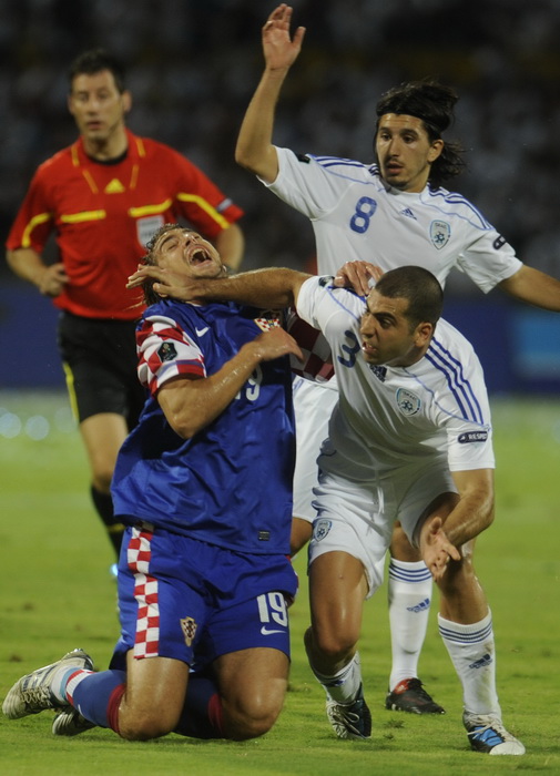 Tel Aviv, 091010.
Ramat-Gan Stadion.
Kvalifikacijska nogometna utakmica grupe F izmedju Izraela i Hrvatske za Euro 2012 u Poljskoj i Ukrajini.
Na slici: Niko Kranjcar pored Tal Ben Haim koji ga udara u grlo; u pozadini Cohen.
Foto: Drago Sopta / CROPIX