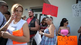 Građani prosvjedom pokušavaju spriječiti ovrhu nad sedmogodišnjim Cesareom Građani prosvjedom pokušavaju spriječiti ovrhu nad sedmogodišnjim Cesareom