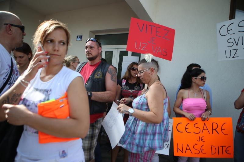 Građani prosvjedom pokušavaju spriječiti ovrhu nad sedmogodišnjim Cesareom Građani prosvjedom pokušavaju spriječiti ovrhu nad sedmogodišnjim Cesareom