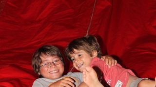 Na Stanovima se Kraljica mira slavi već preko 20 godina, a sinoćnjim misnim slavljem, procesijom i kasnije koncertom na školskom igralištu Stanarci su proslavili još jednu feštu. Koncert su održali grupa Dalmatico i Ivica Sikirić Ićo, foto: I. Perinčić Na Stanovima se Kraljica mira slavi već preko 20 godina, a sinoćnjim misnim slavljem, procesijom i kasnije koncertom na školskom igralištu Stanarci su proslavili još jednu feštu. Koncert su održali grupa Dalmatico i Ivica Sikirić Ićo, foto: I. Perinčić