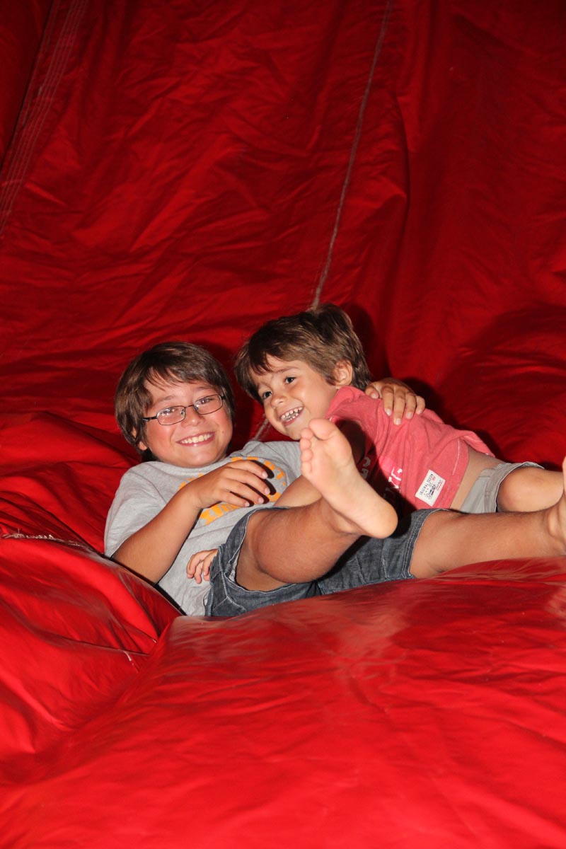 Na Stanovima se Kraljica mira slavi već preko 20 godina, a sinoćnjim misnim slavljem, procesijom i kasnije koncertom na školskom igralištu Stanarci su proslavili još jednu feštu. Koncert su održali grupa Dalmatico i Ivica Sikirić Ićo, foto: I. Perinčić Na Stanovima se Kraljica mira slavi već preko 20 godina, a sinoćnjim misnim slavljem, procesijom i kasnije koncertom na školskom igralištu Stanarci su proslavili još jednu feštu. Koncert su održali grupa Dalmatico i Ivica Sikirić Ićo, foto: I. Perinčić