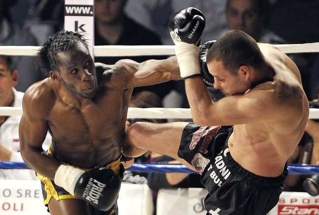 Split, 270310.
Veceras se u Spaladium Areni odrzava spektakl “Obracun u ringu 10” povodom 15-te obljetnice boksackog kluba Pit Bull. Borci ce nastupiti u 17 atraktivnih K1 i MMA ( ultimate fight) borbama.
Na fotografiji: Frane Radnic i Philippe Salmon.
Fo