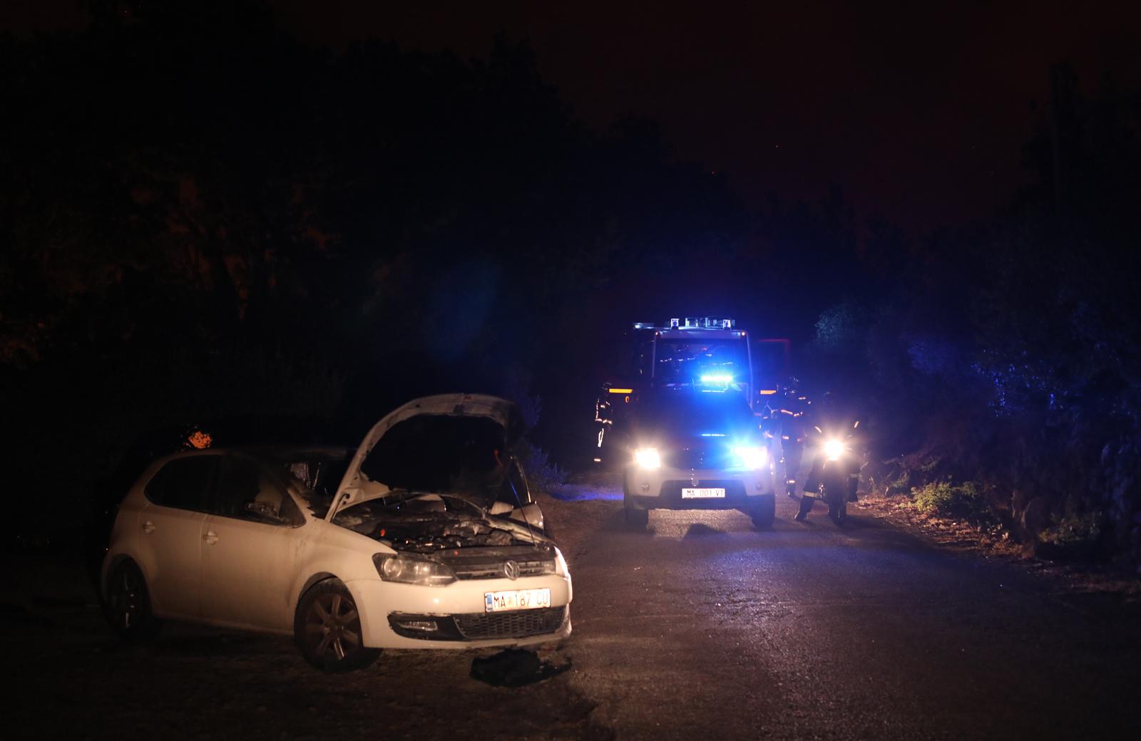 Tučepi: Požar se širi, zahvatio ranč i kuće, vatrogasci u akciji