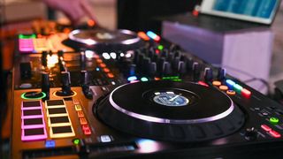 dj pult mikseta ritmologija dj pult mikseta ritmologija