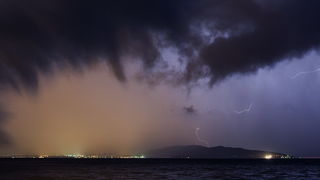 Kastela, 130912.
Prodorom hladnog zraka te formiranjem ciklone koju je Crometeo Tim nazvao “Dujomir” u ranim jutarnjim satima Splitsku okolicu je zahvatilo jako grmljavinsko nevrijeme. U samom Splitu je jutros palo 40 litara po metru cetvornom.
Na slici Kastela, 130912.
Prodorom hladnog zraka te formiranjem ciklone koju je Crometeo Tim nazvao “Dujomir” u ranim jutarnjim satima Splitsku okolicu je zahvatilo jako grmljavinsko nevrijeme. U samom Splitu je jutros palo 40 litara po metru cetvornom.
Na slici