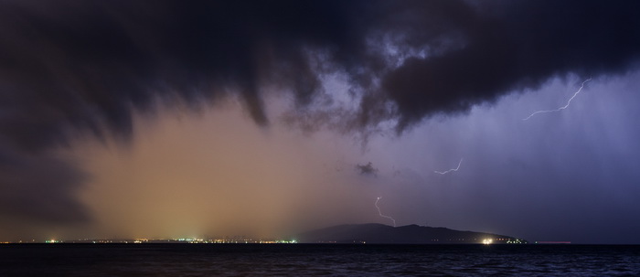 Kastela, 130912.
Prodorom hladnog zraka te formiranjem ciklone koju je Crometeo Tim nazvao “Dujomir” u ranim jutarnjim satima Splitsku okolicu je zahvatilo jako grmljavinsko nevrijeme. U samom Splitu je jutros palo 40 litara po metru cetvornom.
Na slici Kastela, 130912.
Prodorom hladnog zraka te formiranjem ciklone koju je Crometeo Tim nazvao “Dujomir” u ranim jutarnjim satima Splitsku okolicu je zahvatilo jako grmljavinsko nevrijeme. U samom Splitu je jutros palo 40 litara po metru cetvornom.
Na slici