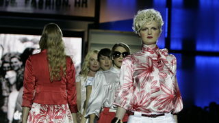 Bol, 010711.
Zlatni Rat.
Druga vecer Dove Fashion.hr revije na plazi Zlatni Rat u Bolu.
Na slici: kreacije Ivice Skoke.
Foto: Jakov Prkic / CROPIX Bol, 010711.
Zlatni Rat.
Druga vecer Dove Fashion.hr revije na plazi Zlatni Rat u Bolu.
Na slici: kreacije Ivice Skoke.
Foto: Jakov Prkic / CROPIX