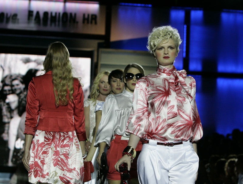 Bol, 010711.
Zlatni Rat.
Druga vecer Dove Fashion.hr revije na plazi Zlatni Rat u Bolu.
Na slici: kreacije Ivice Skoke.
Foto: Jakov Prkic / CROPIX Bol, 010711.
Zlatni Rat.
Druga vecer Dove Fashion.hr revije na plazi Zlatni Rat u Bolu.
Na slici: kreacije Ivice Skoke.
Foto: Jakov Prkic / CROPIX