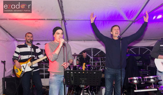 Humanitarni koncert “ZaDar Anđeli” održan je pod šatorom u u dvorištu Gimnazije Jurja Barakovića u Perivoju Vladimira Nazora