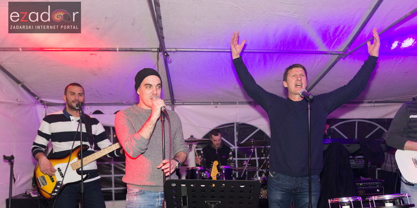 Humanitarni koncert “ZaDar Anđeli” održan je pod šatorom u u dvorištu Gimnazije Jurja Barakovića u Perivoju Vladimira Nazora Humanitarni koncert “ZaDar Anđeli” održan je pod šatorom u u dvorištu Gimnazije Jurja Barakovića u Perivoju Vladimira Nazora