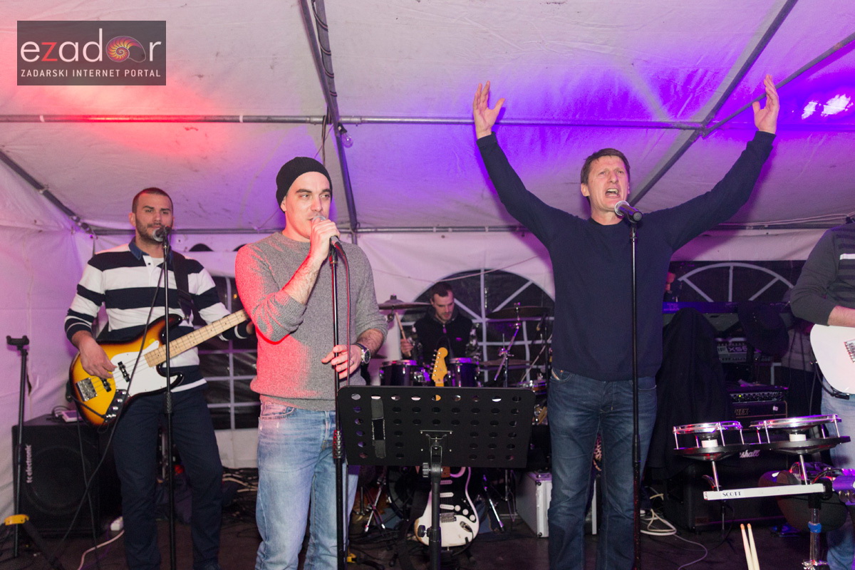 Humanitarni koncert “ZaDar Anđeli” održan je pod šatorom u u dvorištu Gimnazije Jurja Barakovića u Perivoju Vladimira Nazora