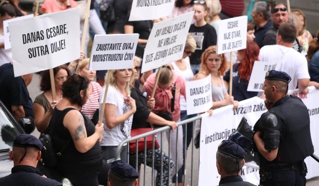Splićani prosvjeduju protiv ovrhe nad malenim Cesareom