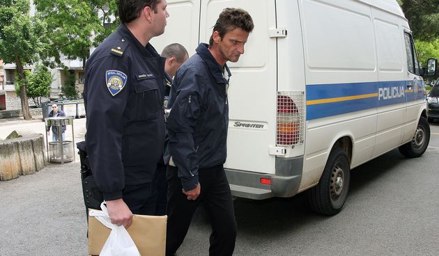 Otac Dzuro Dzuric ubio je svog devetogodisnjeg sina u stanu u Rovinju u ulici Angelo Zullijani broj 12 jucer poslijepodne. Devetogodisnjak je bio u posjetu 45-godisnjem ocu. Na fotografiji: policija privodi Dzuru Dzurica u istrazni centar Zupanijskog suda
