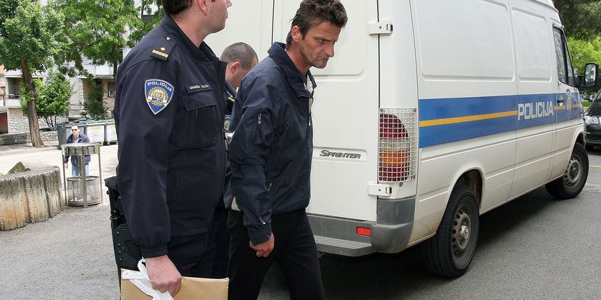 Otac Dzuro Dzuric ubio je svog devetogodisnjeg sina u stanu u Rovinju u ulici Angelo Zullijani broj 12 jucer poslijepodne. Devetogodisnjak je bio u posjetu 45-godisnjem ocu. Na fotografiji: policija privodi Dzuru Dzurica u istrazni centar Zupanijskog suda Otac Dzuro Dzuric ubio je svog devetogodisnjeg sina u stanu u Rovinju u ulici Angelo Zullijani broj 12 jucer poslijepodne. Devetogodisnjak je bio u posjetu 45-godisnjem ocu. Na fotografiji: policija privodi Dzuru Dzurica u istrazni centar Zupanijskog suda