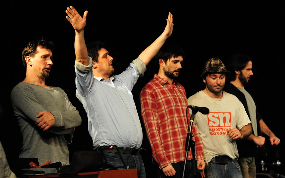 Zadar, 21.01.2013. snimio: Nenad Marčev
TEATAR EXIT, Zagreb
Saša Anočić
KAUBOJI
redatelj: Saša Anočić
igraju: Živko Anočić, Matija Antolić,
Hrvoje Barišić, Krunoslav Klabučar,
Rakan Rushaidat, Radovan Ruždjak i Ivana Rushaidat
izvan pre Zadar, 21.01.2013. snimio: Nenad Marčev
TEATAR EXIT, Zagreb
Saša Anočić
KAUBOJI
redatelj: Saša Anočić
igraju: Živko Anočić, Matija Antolić,
Hrvoje Barišić, Krunoslav Klabučar,
Rakan Rushaidat, Radovan Ruždjak i Ivana Rushaidat
izvan pre