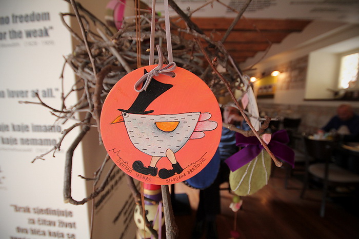 Restoran Bar Atrij: Prodajna izložba uskrsnih pisanica Silvijane Dražović, Foto: Saša Čuka Restoran Bar Atrij: Prodajna izložba uskrsnih pisanica Silvijane Dražović, Foto: Saša Čuka