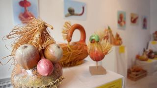 Otvorenje izlozbe Pumpkintown kojom je najavljena 11. Bucijade. Akademska slikarica Ivana Ozetski, prikupljajuci suhe buce najrazlicitijih oblika, stvorila je razne likove – puzeve, zmajeve, ribe, vrapce, labudove, ali i kuhare, fiskale, kraljeve, kraljic Otvorenje izlozbe Pumpkintown kojom je najavljena 11. Bucijade. Akademska slikarica Ivana Ozetski, prikupljajuci suhe buce najrazlicitijih oblika, stvorila je razne likove – puzeve, zmajeve, ribe, vrapce, labudove, ali i kuhare, fiskale, kraljeve, kraljic