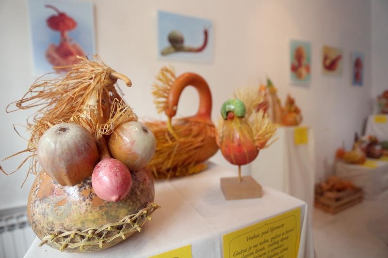 Otvorenje izlozbe Pumpkintown kojom je najavljena 11. Bucijade. Akademska slikarica Ivana Ozetski, prikupljajuci suhe buce najrazlicitijih oblika, stvorila je razne likove – puzeve, zmajeve, ribe, vrapce, labudove, ali i kuhare, fiskale, kraljeve, kraljic Otvorenje izlozbe Pumpkintown kojom je najavljena 11. Bucijade. Akademska slikarica Ivana Ozetski, prikupljajuci suhe buce najrazlicitijih oblika, stvorila je razne likove – puzeve, zmajeve, ribe, vrapce, labudove, ali i kuhare, fiskale, kraljeve, kraljic