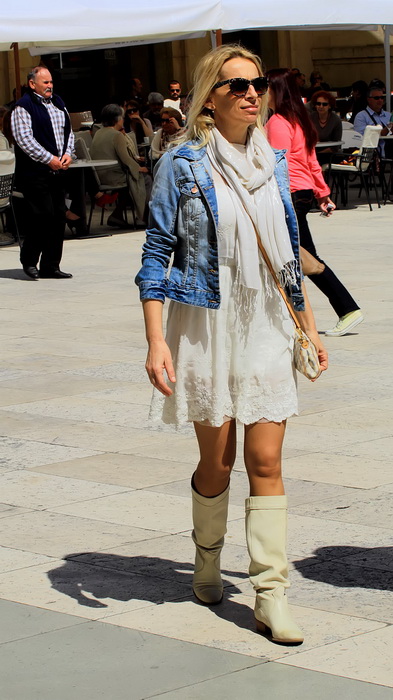 Skitnja gradom by Roberto Lerga