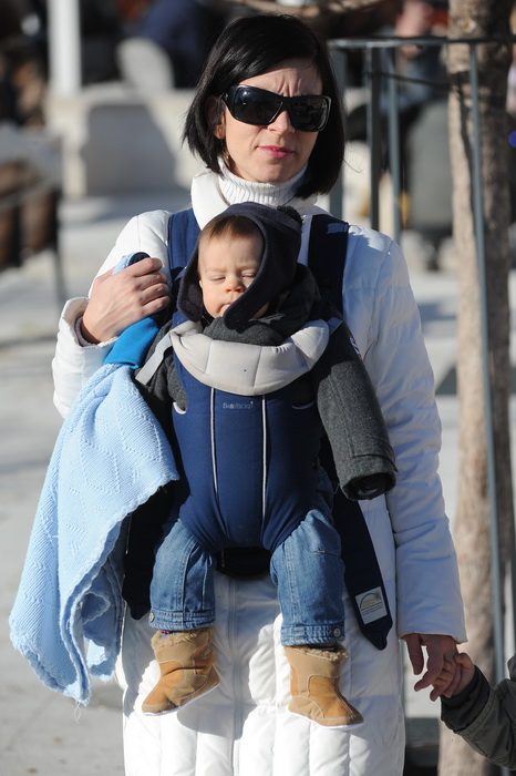 Zadar, 221212.
Prekrasan, gotovo proljetni dan, omogucio je zadranima da uzivaju u jutarnjoj setnji i kavi na terasama kafica. Temperatura zraka je 14 stupnjeva Celzijusa.
Na fotografiji: Zadrani uzivaju na Forumu.
Foto: Luka Gerlanc / CROPIX Zadar, 221212.
Prekrasan, gotovo proljetni dan, omogucio je zadranima da uzivaju u jutarnjoj setnji i kavi na terasama kafica. Temperatura zraka je 14 stupnjeva Celzijusa.
Na fotografiji: Zadrani uzivaju na Forumu.
Foto: Luka Gerlanc / CROPIX