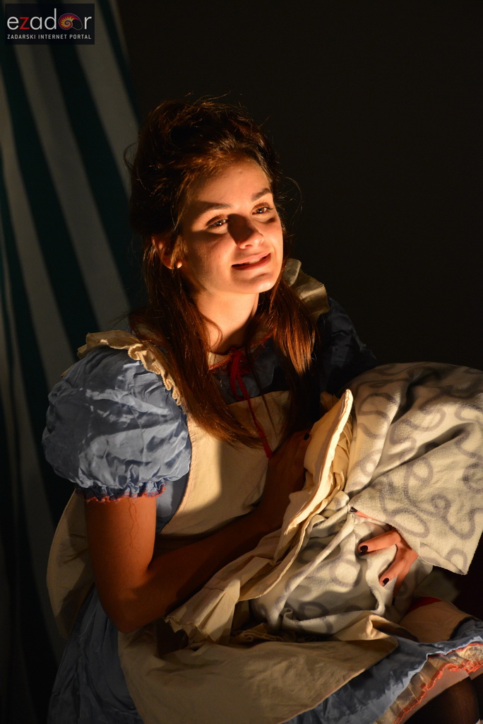 Stanarska fešta 2017: Predstava “U zemlji čudesa” Teatra Dragon Stanarska fešta 2017: Predstava “U zemlji čudesa” Teatra Dragon