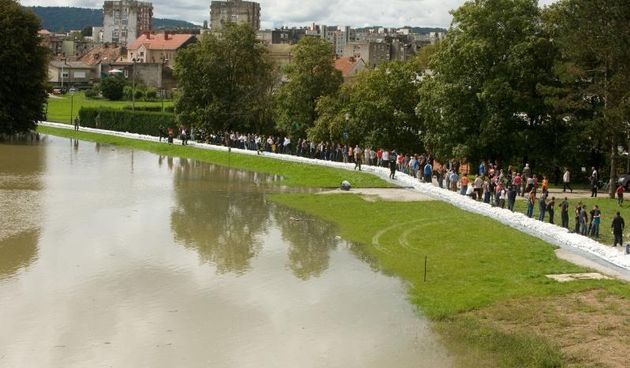 U Karlovcu je proglasena opca opasnost zbog obilnog nadiranja vode. Rijeke su nabujale i prijeti poplava grada. Photo: Davor Visnjic/PIXSELL
