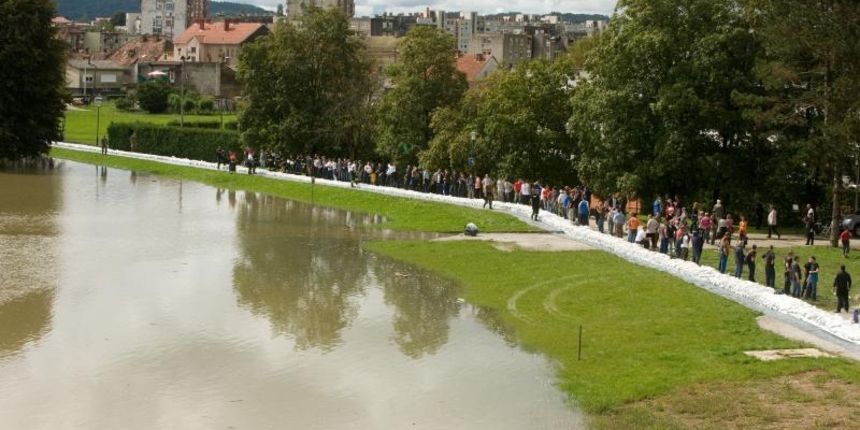 U Karlovcu je proglasena opca opasnost zbog obilnog nadiranja vode. Rijeke su nabujale i prijeti poplava grada. Photo: Davor Visnjic/PIXSELL U Karlovcu je proglasena opca opasnost zbog obilnog nadiranja vode. Rijeke su nabujale i prijeti poplava grada. Photo: Davor Visnjic/PIXSELL
