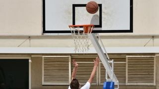 Povodom 20. godisnjice smrti kosarkaskog velikana Krese Cosica, uz humanitarnu prodaju proizvoda po simbolicnima cijenama na Forumu je organizirana izlozba njegovih fotografija, a najmladji su sudjelovali u kosarkaskom turniru. Ljerka Cosic s obitelji. Ph Povodom 20. godisnjice smrti kosarkaskog velikana Krese Cosica, uz humanitarnu prodaju proizvoda po simbolicnima cijenama na Forumu je organizirana izlozba njegovih fotografija, a najmladji su sudjelovali u kosarkaskom turniru. Ljerka Cosic s obitelji. Ph