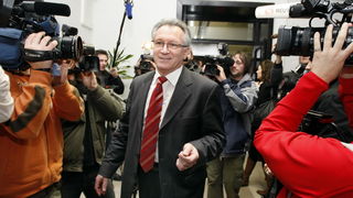 Zagreb, 040110.
Sjediste HDZ-a.
U sjedistu HDZ-a odlucuje se o sankcijama Ivi Sanaderu zbog jucerasnjeg istupanja u javnosti iza ledja premijerki i predsjednici HDZ-a Jadranki Kosor.
Glavni tajnik HDZ-a Branko Vukelic dolazi na sastanak.
Foto: Davor Pongr