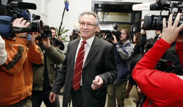 Zagreb, 040110.
Sjediste HDZ-a.
U sjedistu HDZ-a odlucuje se o sankcijama Ivi Sanaderu zbog jucerasnjeg istupanja u javnosti iza ledja premijerki i predsjednici HDZ-a Jadranki Kosor.
Glavni tajnik HDZ-a Branko Vukelic dolazi na sastanak.
Foto: Davor Pongr