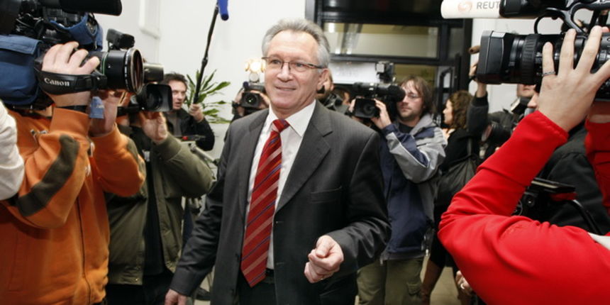 Zagreb, 040110.
Sjediste HDZ-a.
U sjedistu HDZ-a odlucuje se o sankcijama Ivi Sanaderu zbog jucerasnjeg istupanja u javnosti iza ledja premijerki i predsjednici HDZ-a Jadranki Kosor.
Glavni tajnik HDZ-a Branko Vukelic dolazi na sastanak.
Foto: Davor Pongr