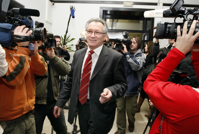 Zagreb, 040110.
Sjediste HDZ-a.
U sjedistu HDZ-a odlucuje se o sankcijama Ivi Sanaderu zbog jucerasnjeg istupanja u javnosti iza ledja premijerki i predsjednici HDZ-a Jadranki Kosor.
Glavni tajnik HDZ-a Branko Vukelic dolazi na sastanak.
Foto: Davor Pongr