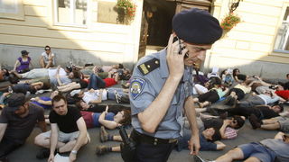 Zagreb, 130710.
Cirilometodska ulica.
Ispred gradske skupstine.
Udruge Zelena akcija i Pravo na grad organiziraju nastavak prosvjeda gradjana zbog gradnje ulazno-izlazne rampe u Varsavskoj za garazu Hoto grupe Tomislava Horvatincica.
Na slici: Prosvjednic Zagreb, 130710.
Cirilometodska ulica.
Ispred gradske skupstine.
Udruge Zelena akcija i Pravo na grad organiziraju nastavak prosvjeda gradjana zbog gradnje ulazno-izlazne rampe u Varsavskoj za garazu Hoto grupe Tomislava Horvatincica.
Na slici: Prosvjednic