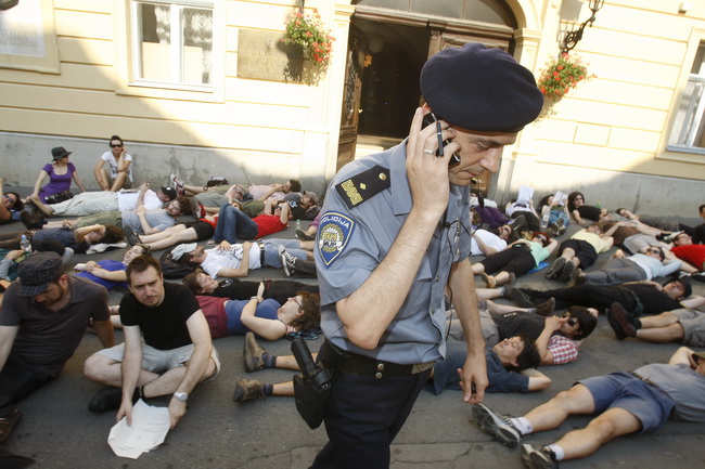 Zagreb, 130710.
Cirilometodska ulica.
Ispred gradske skupstine.
Udruge Zelena akcija i Pravo na grad organiziraju nastavak prosvjeda gradjana zbog gradnje ulazno-izlazne rampe u Varsavskoj za garazu Hoto grupe Tomislava Horvatincica.
Na slici: Prosvjednic Zagreb, 130710.
Cirilometodska ulica.
Ispred gradske skupstine.
Udruge Zelena akcija i Pravo na grad organiziraju nastavak prosvjeda gradjana zbog gradnje ulazno-izlazne rampe u Varsavskoj za garazu Hoto grupe Tomislava Horvatincica.
Na slici: Prosvjednic