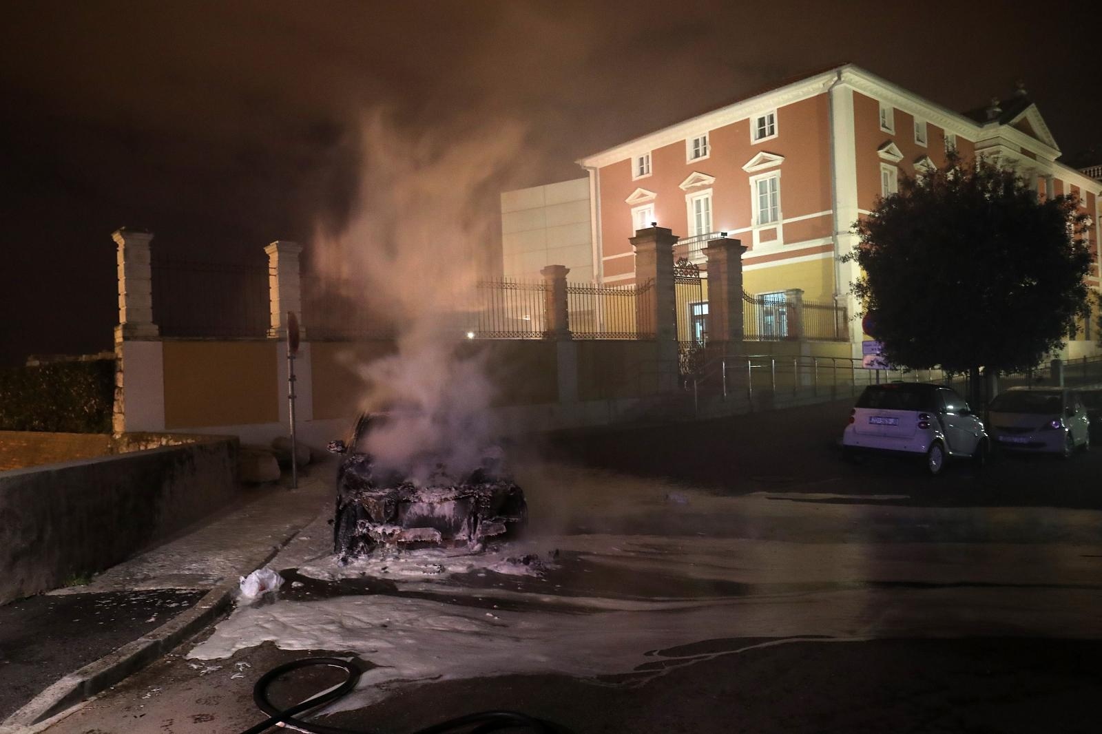 U Zadru plamen progutao BMW