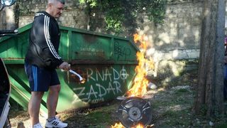 Zacetnici inicijative vracanja imena Kalelarga Sirokoj ulici spalili su sve prikupljene potpise gradjana nakon sto nisu naisli na razumijevanje gradskih vlasti. Photo: Dino Stanin/PIXSELL Zacetnici inicijative vracanja imena Kalelarga Sirokoj ulici spalili su sve prikupljene potpise gradjana nakon sto nisu naisli na razumijevanje gradskih vlasti. Photo: Dino Stanin/PIXSELL