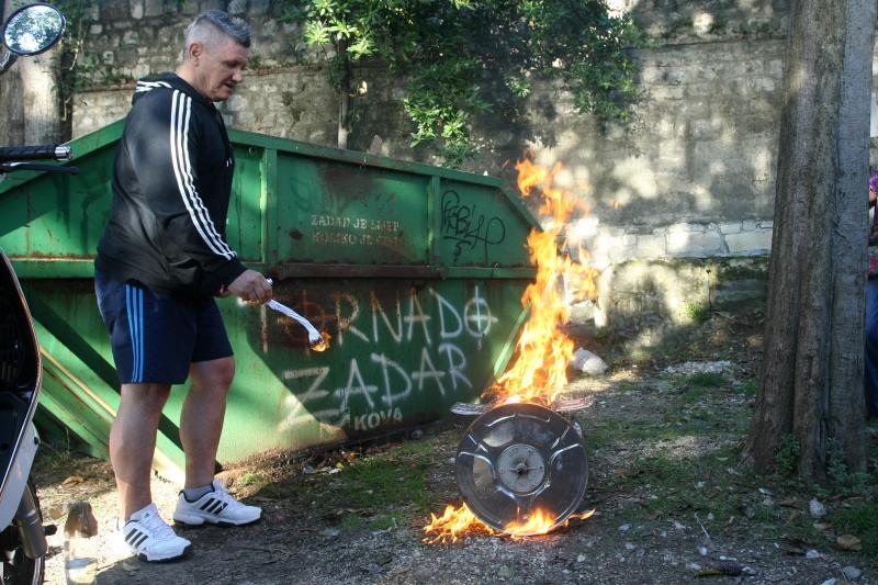 Zacetnici inicijative vracanja imena Kalelarga Sirokoj ulici spalili su sve prikupljene potpise gradjana nakon sto nisu naisli na razumijevanje gradskih vlasti. Photo: Dino Stanin/PIXSELL Zacetnici inicijative vracanja imena Kalelarga Sirokoj ulici spalili su sve prikupljene potpise gradjana nakon sto nisu naisli na razumijevanje gradskih vlasti. Photo: Dino Stanin/PIXSELL