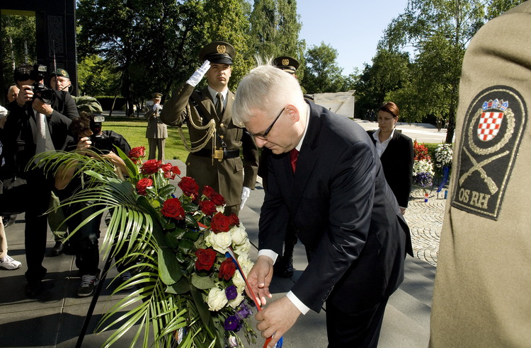 Zagreb,250611
Groblje Mirogoj.
Predsjednik RH dr. Ivo Josipovic u povodu Dana drzavnosti polaze vijenac na spomen obiljezju Zid boli.
Foto: Zeljko Grgic / CROPIX