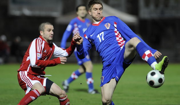 Andora La Vella, 010409.
Stadion Comunal.
Kvalifikacijska utakmica grupe 6 za Svjetsko prvenstvo u Juznoafrickoj republici 2010, reprezentacija Andore protiv Hrvatske nogometne reprezentacije na stadionu Comunal.
Na slici: Ivan Klasnic u borbi za loptu.
F
