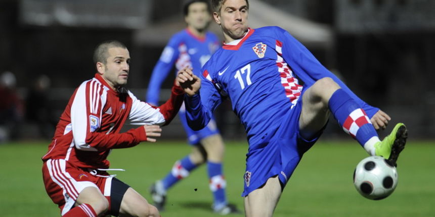 Andora La Vella, 010409.
Stadion Comunal.
Kvalifikacijska utakmica grupe 6 za Svjetsko prvenstvo u Juznoafrickoj republici 2010, reprezentacija Andore protiv Hrvatske nogometne reprezentacije na stadionu Comunal.
Na slici: Ivan Klasnic u borbi za loptu.
F