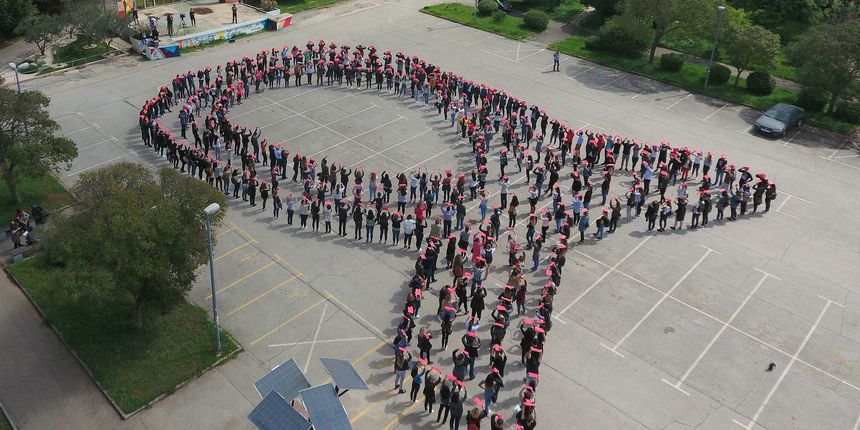 Ritam kulturizma: Zadrani tijelima formirali simbol vrpce Ritam kulturizma: Zadrani tijelima formirali simbol vrpce