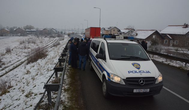 Slavonski Brod: u lančanom sudaru na nadvožnjaku sudjelovalo 15 automobila i kamion