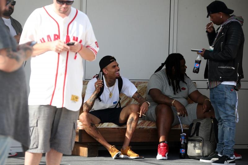 Novalja: Chris Brown zabavlja se u backstageu prije nastupa na Fresh island festivalu